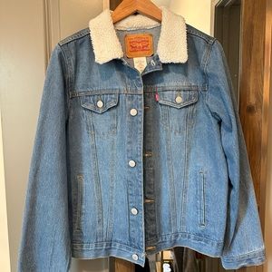 Jean jacket with fur collar